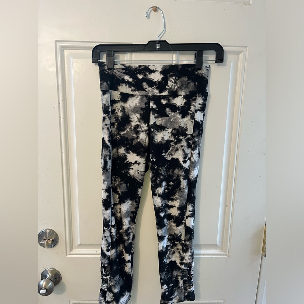 Black & White Capri Leggings Size Small